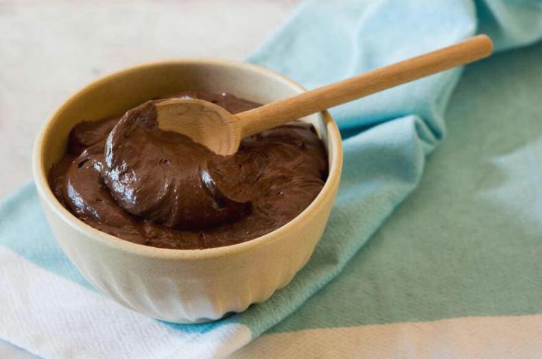Zdrowy mus czekoladowy z dodatkiem awokado