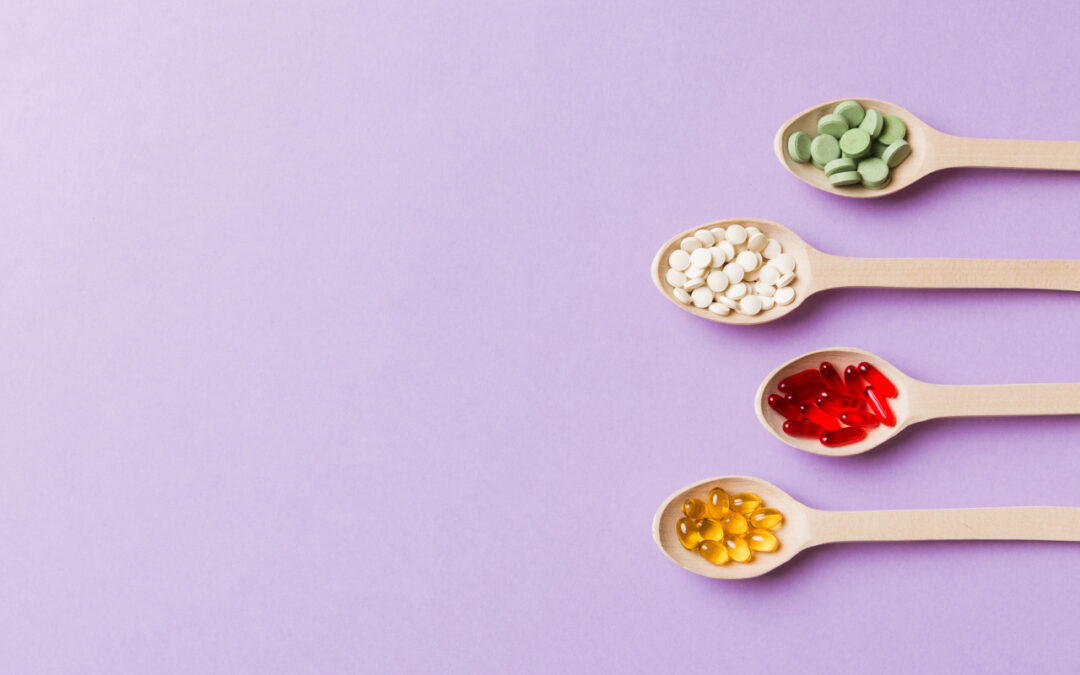 Jak dobrać suplementy do stylu życia: inaczej przy siedzącej pracy, inaczej przy treningach